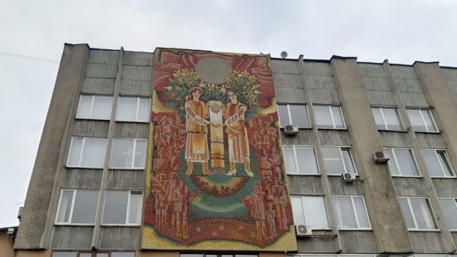 мозаїка на фасаді будинку побуту "Ювілейний"