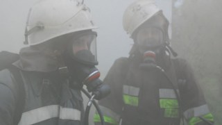 У Ходорові рятувальники евакуювали більше 10 людей з палаючого будинку