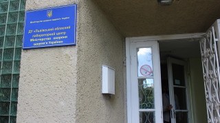 У Львові працівникам лабораторного центру, які проводять ПЛР-тести на коронавірус, виплатять премії