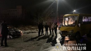 У Червонограді підліток на БМВ врізався у маршрутку: є травмовані