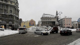 Львів прибирають від снігу 59 одиниць спецтехніки