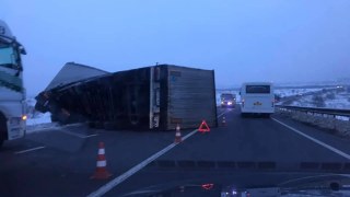 На Жовківщині вантажівка продовжує перекривати трасу до кордону з Польщею