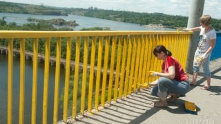 Міст над Західним Бугом розмалювали у синьо-жовті кольори