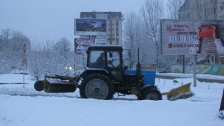 На вулиці Львова виїхало 65 одиниці снігоприбиральної техніки