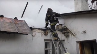 22 рятувальники гасили пожежу у будинку на Пасічній