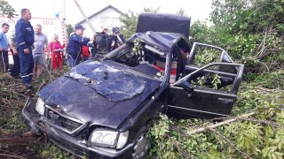 На Львівщині автівка в'їхала у дерево: є загиблі та травмовані