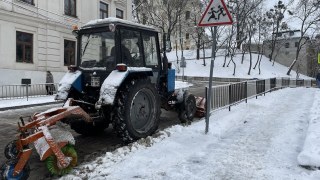 На вулицях Львова снігоприбиральна техніка працює у дві зміни