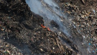 На Львівщині загорілося сміттєзвалище