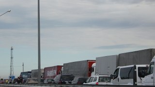 На кордоні з Польщею – черги на 400 вантажівок