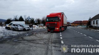 На Львівщині мікроавтобус зіткнувся з вантажівкою