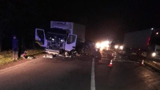 У Червоноградському районі в ДТП з вантажівкою загинув водій легковика