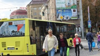 У Львові триває транспортний колапс: на маршрути не виїхали 215 автобусів