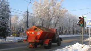 На вулиці Львова виїхало 54 одиниці снігоприбиральної техніки
