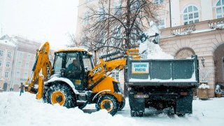 На вулиці Львова виїхало 5 снігоприбиральних машин