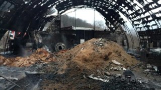 18 рятувальників гасили пожежу у ангарі на Яворівщині