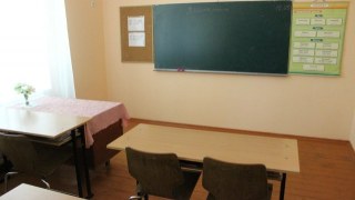 Дві школи Львова припинили навчання