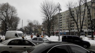 Через снігопади у Львові – транспортний колапс