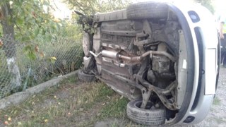 На Львівщині автівка врізалась в електроопору