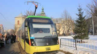 У Львові змінили маршрути трьох трамваїв через витік води на вулиці Франка