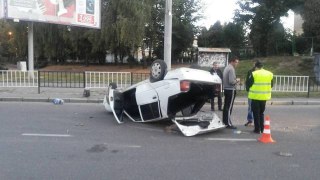 У Львові внаслідок аварії перекинулося авто