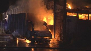 У Львові згоріли склад та вантажівка