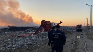 Понад 70 рятувальників намагаються погасити пожежу на сміттєзвалищі біля Новояворівська