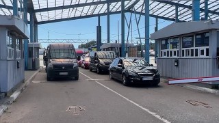 100 авто чекали вранці оформлення на виїзд з України перед МПП Краківець