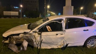 У Львові п'яний водій Ford Fusion виїхав на кільце та перекинувся