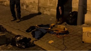 У центрі Львова вуличному музиканту, який співав російською мовою, розбили гітару
