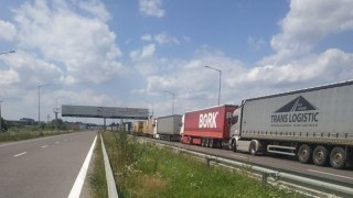 На кордоні з Польщею – черги на 240 вантажівок